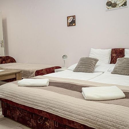 Quelle Villa Hajdúszoboszló Exteriör bild