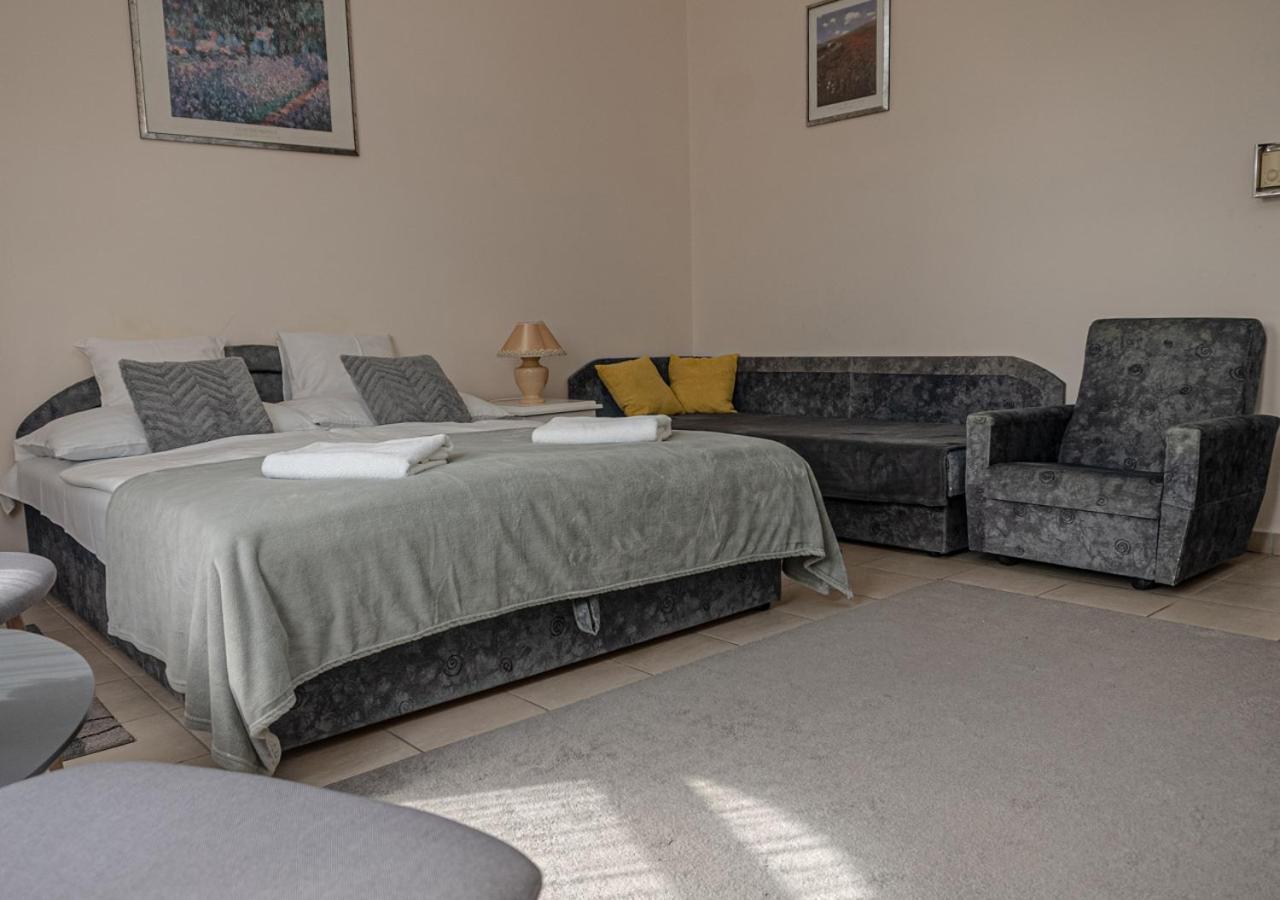 Quelle Villa Hajdúszoboszló Exteriör bild