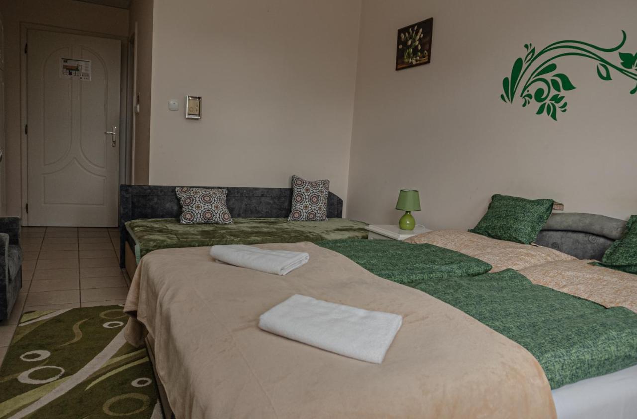 Quelle Villa Hajdúszoboszló Exteriör bild