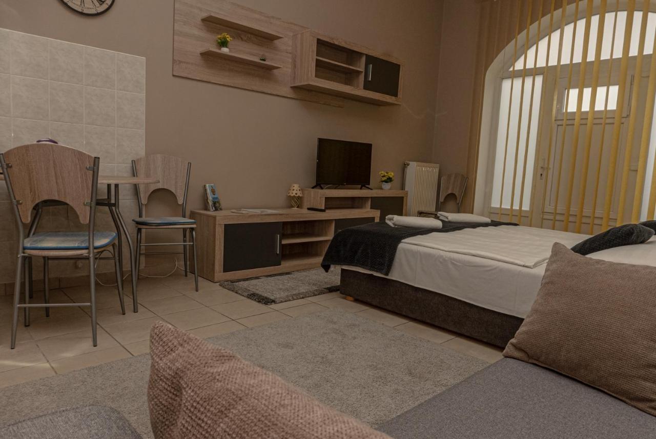 Quelle Villa Hajdúszoboszló Exteriör bild