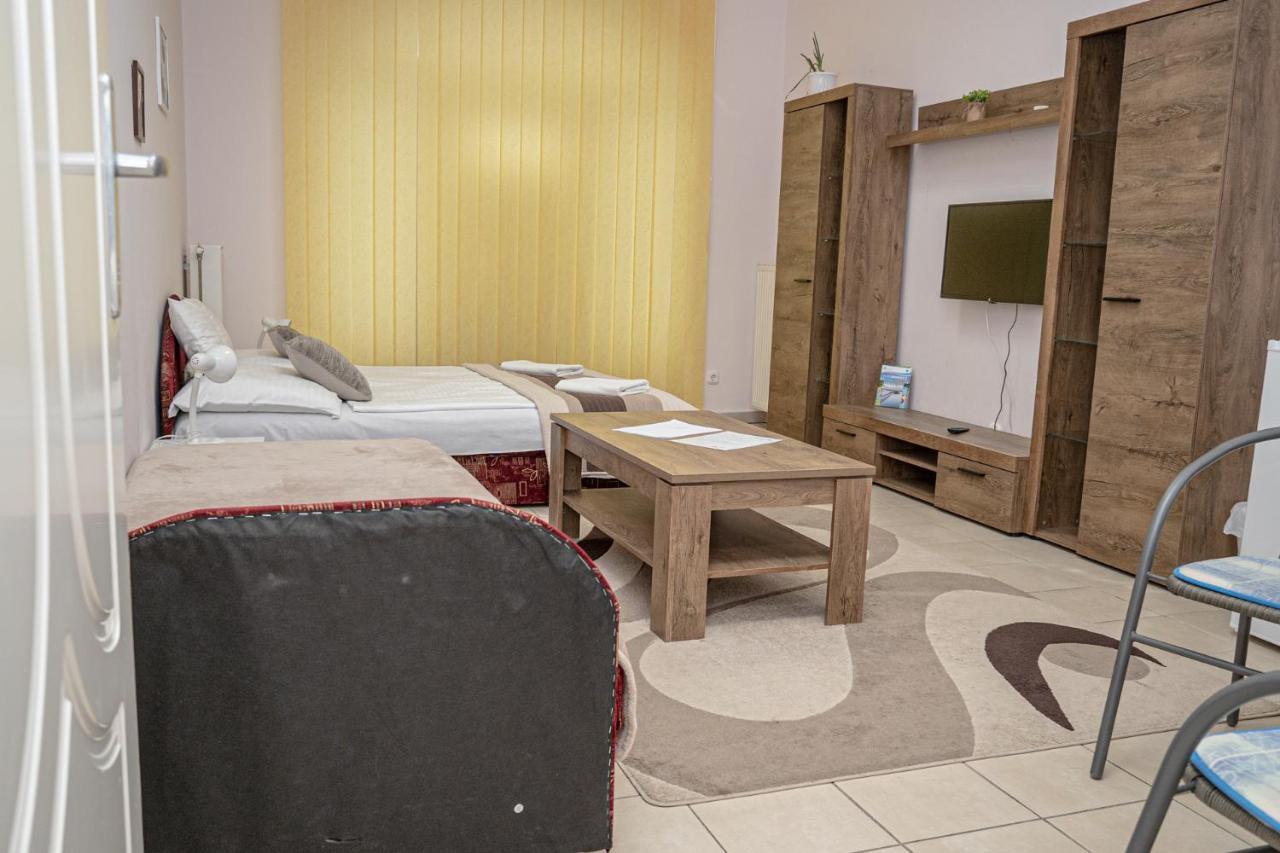 Quelle Villa Hajdúszoboszló Exteriör bild