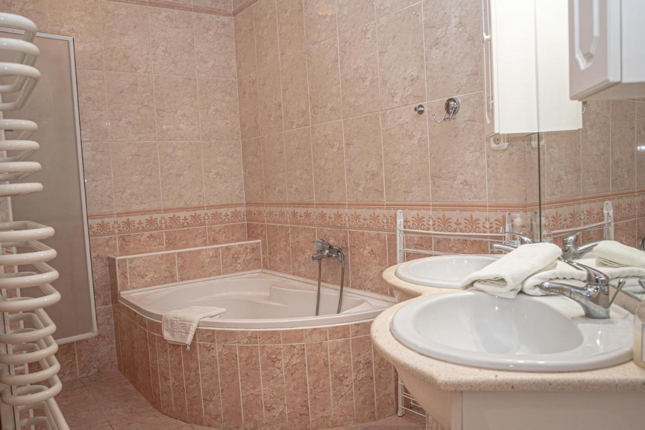 Quelle Villa Hajdúszoboszló Exteriör bild