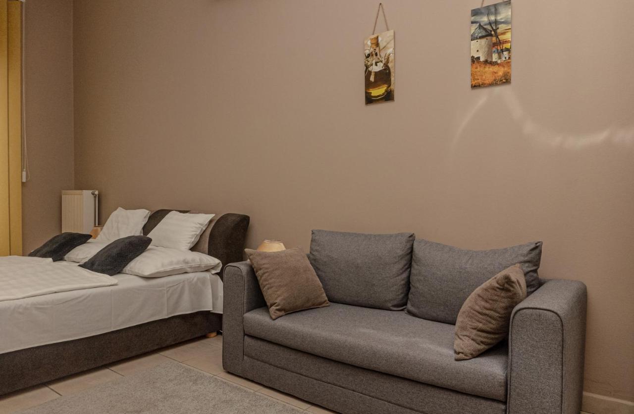 Quelle Villa Hajdúszoboszló Exteriör bild